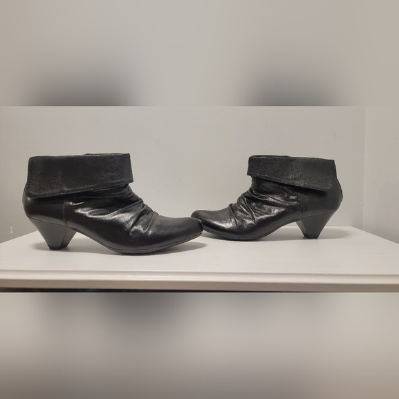 New, Genuine Leather Black Ankle Booties. Retro styled - Picture 3 of 10